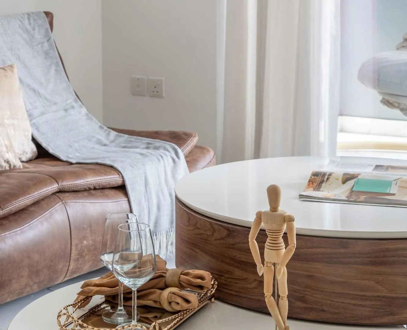 Frank Porter - The Pinnacle Dubai Apartment